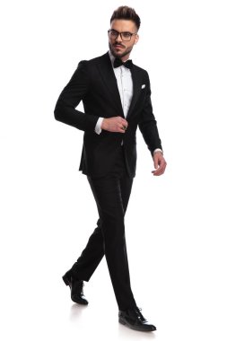 zarif yan yana uzak ceketini düzenlenmesi sırasında seyir yürüyen adam