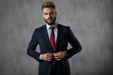 onun kapanış Seksi sakallı işadamı kat ve kamera Studio bakar