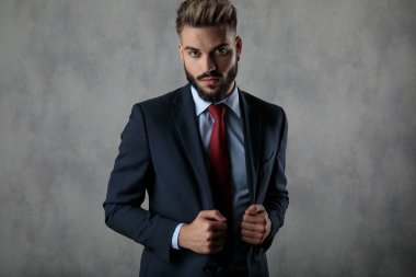 ciddi işadamı takımını tutan'ın yaka ve kameraya benziyor 