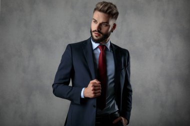studio poz tarafına rahat işadamı takım'ın yaka ve Eli cebinde tutan görünüyor
