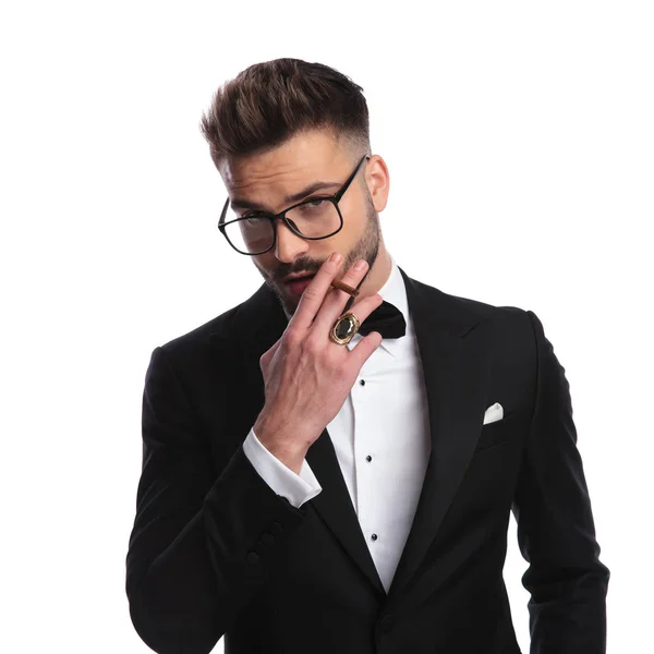 Elegante Hombre Con Esmoquin Fumando Cigarrillo Sobre Fondo Blanco — Foto de Stock