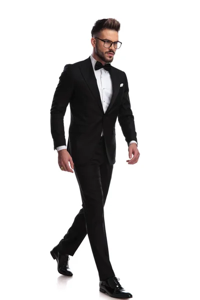 Well Dressed Man Walking One Side Other While Looking Forward — Stock Photo, Image