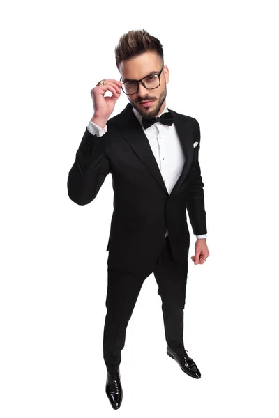 Elegantní Muž Stál Uspořádání Jeho Brýle Bílém Pozadí — Stock fotografie