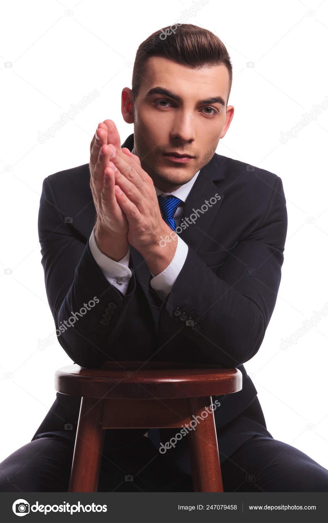 Jonge Witte Mode Man Pak Zijn Handen Terwijl Wrijven Stockfoto feedough 247079458