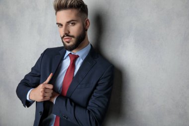 yan görünümü görüntü kat'ın iç cebinde gri studio arka planda bir şey serin işadamı