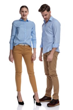 kadın beyaz arka plan üzerinde yakın duran genç casual adam aşağı görünüyor