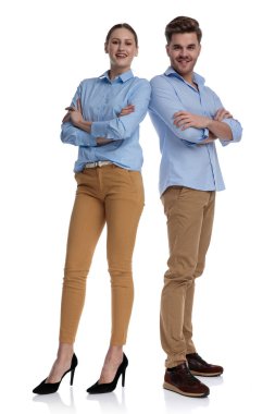 sırt sırta rahat çift el ile ayakta beyaz arka plan üzerinde geçti.