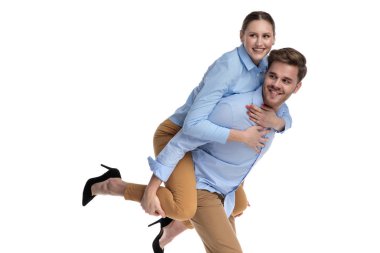 Eğleniyor bir çift yan görünüm, adam kadını sırt ve onlar her iki görünüyor beyaz arka tarafa sürdürmektedir