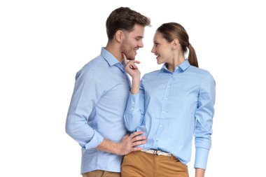 Beyaz arka plan üzerinde birbirine bakarak aşk kaç kucakladı