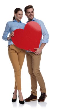 arka plan beyaz aşk büyük bir kırmızı kalp tutarken çift uzakta hayal genç