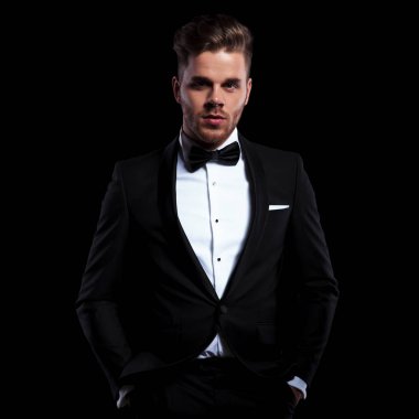 ceplerine elele smokin zarif adam önden görünümü