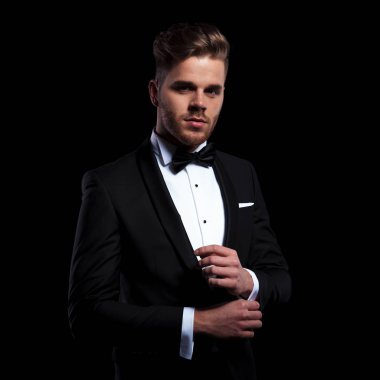 Genç damat onun kelepçe siyah adam kadar düğmelerini önden görünümü