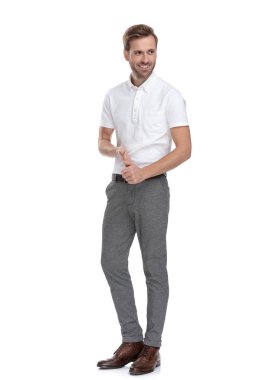 yan görünüm gülümseyen bir akıllı casual adam tutarak birlikte palms ve beyaz arka plan üzerinde uzak görünüyor