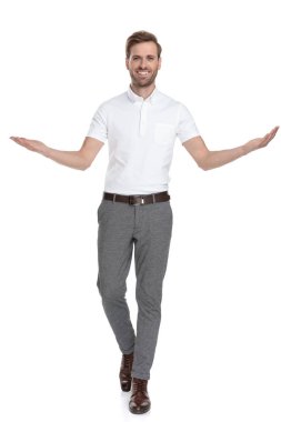 mutlu genç casual adam yürüyor ve beyaz arka plan üzerinde ağırlıyor