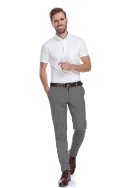Beyaz arka plan üzerinde cebinde rahat genç Casual adam ileri ile yürüme el