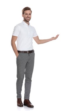 Eli cebinde Hapy smart casual adamla bir şey beyaz arka plan üzerinde sunuyor