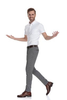 Beyaz arka plan üzerinde bir gülen akıllı casual adam konuksever yan görünüm