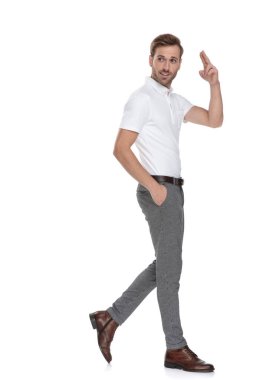 mutlu genç smart casual adam yürür ve görünüyor geri omzunun üzerinden beyaz arka plan üzerinde selamlıyor.