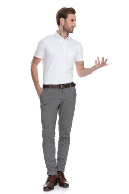 Akıllı casual adam ayakta ve beyaz arka plan üzerinde biriyle konuşuyor sanki karışık arıyorsunuz