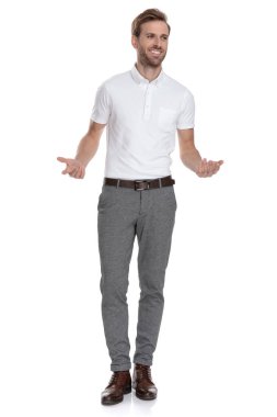 uzak üzerinde beyaz backgrouond tarafa bakarken jest gülümseyen smart casual adam ile davet eller
