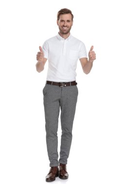 başarılı genç smart casual adam dururken işaret ok Yaşasın beyaz arka plan üzerinde yapar.