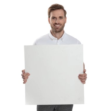 casual adam Pano beyaz arka plan üzerinde tutan gülümseyerek