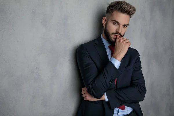 Sensual Joven Hombre Negocios Está Pensando Apoyado Contra Pared Del — Foto de Stock