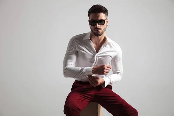 Attraktiver Mann Mit Sonnenbrille Gibt Flirty Aussehen Während Seinen Hemdsärmel — Stockfoto