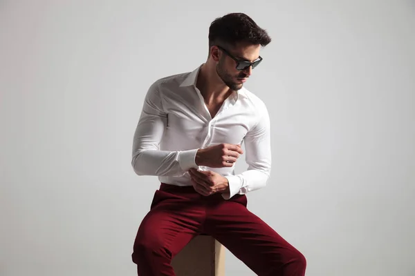 Side View Attractive Man Wearing Sunglasses Buttoning His Shirt Sleeve — Stock Photo, Image