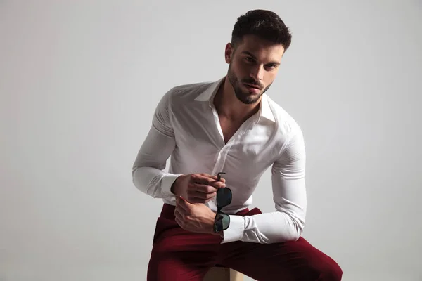 Aantrekkelijke Man Geeft Flirterige Look Zorgt Tegelijkertijd Buttoning Zijn Shirt — Stockfoto