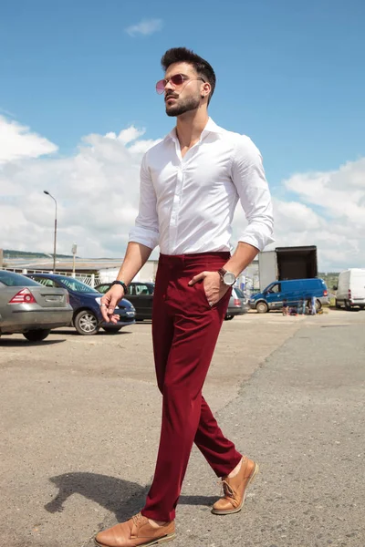 Vista Lateral Del Atractivo Hombre Con Gafas Sol Sosteniendo Mano — Foto de Stock