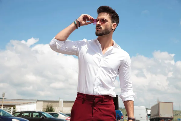 Vista Lateral Del Hombre Atractivo Fijando Sus Gafas Caminando Estacionamiento — Foto de Stock