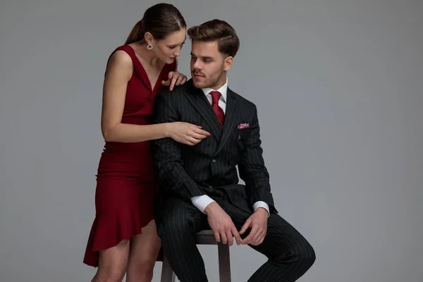 Elegante Vrouw Bereiken Praten Met Haar Man Terwijl Staande Zijn — Stockfoto