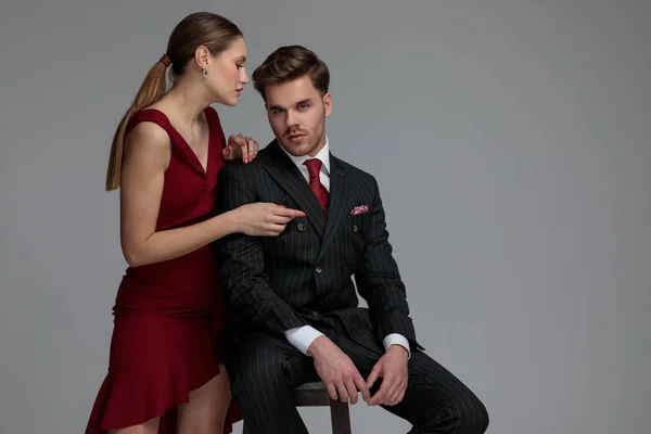 Sexy Elegantní Pár Pózuje Společně Sedí Muž Žena Opírá Jeho — Stock fotografie