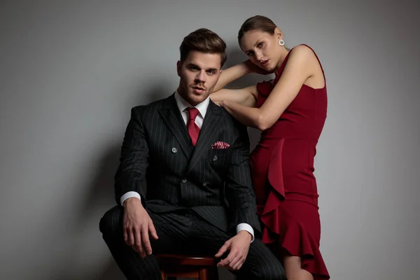 Kühl Elegantes Paar Mann Sitzt Auf Stuhl Und Frau Lehnt — Stockfoto