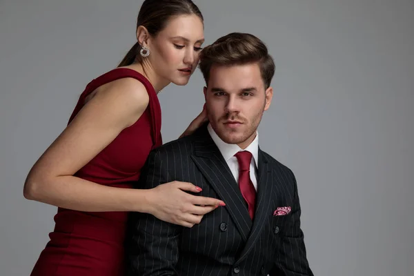 Zittend Elegante Man Met Zijn Vrouw Achter Hem Die Zich — Stockfoto