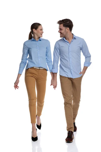 Casual Man Woman Walking Holding Hands Looking Each Other White — Stock Photo, Image
