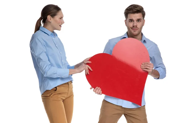 Boos Casual Vrouw Trekken Door Een Grote Rode Hart Haar — Stockfoto