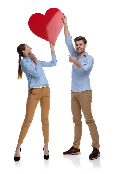 Amor Homem Mulher Segurando Grande Coração Vermelho Mulher Parece Surpreso — Fotografia de Stock