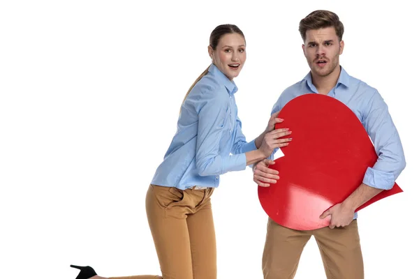 Jovem Casal Feliz Brincando Com Grande Coração Vermelho Fundo Branco — Fotografia de Stock