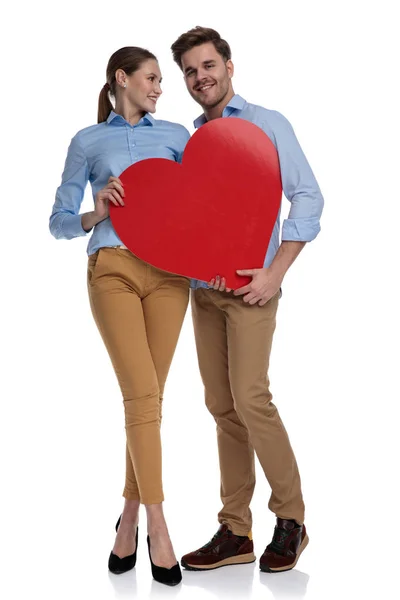 Full Body Picture Casual Couple Sharing Big Heart Mulher Está — Fotografia de Stock