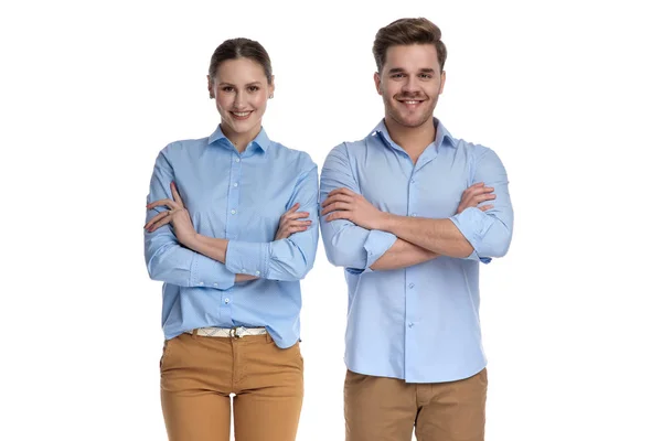 Young Confident Casual Couple Standing Together Hands Crossed White Background — Stock Photo, Image