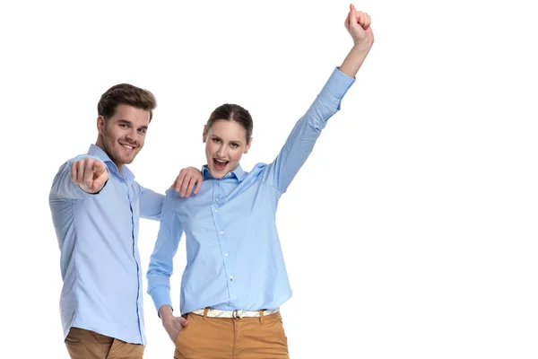 Glückliches Junges Paar Wählt Einen Gewinner Während Auf Weißem Hintergrund — Stockfoto