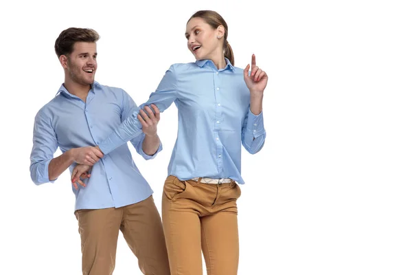 Gelukkig Casual Man Terugtrekken Van Zijn Vriendin Door Haar Arm — Stockfoto