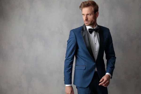 Homem Elegante Vestindo Smoking Azul Pisando Para Lado Enquanto Olha — Fotografia de Stock