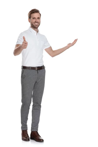 Imagem Corpo Inteiro Homem Sorridente Apresentando Fazendo Polegares Sinal Mão — Fotografia de Stock