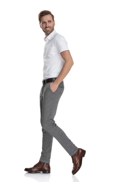 Zelfverzekerde Smart Casual Man Met Handen Zakken Wandelen Terugkijkend Zijn — Stockfoto