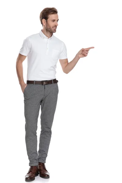 Imagen Cuerpo Completo Hombre Casual Inteligente Apuntando Con Dedo Lado —  Fotos de Stock