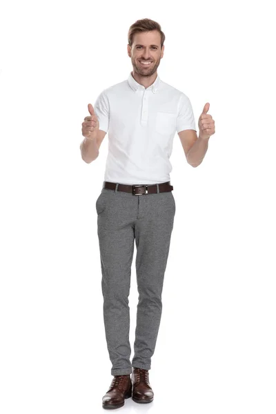 成功的年轻聪明的休闲男子做确定竖起大拇指手的标志 而站在白色的背景 — 图库照片