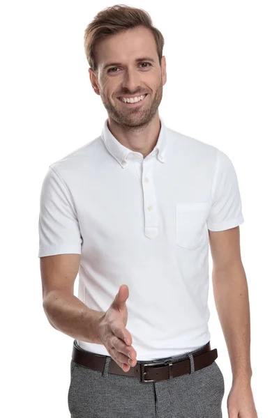 Sorridente Casual Homem Recebe Com Aperto Mão Fundo Branco — Fotografia de Stock